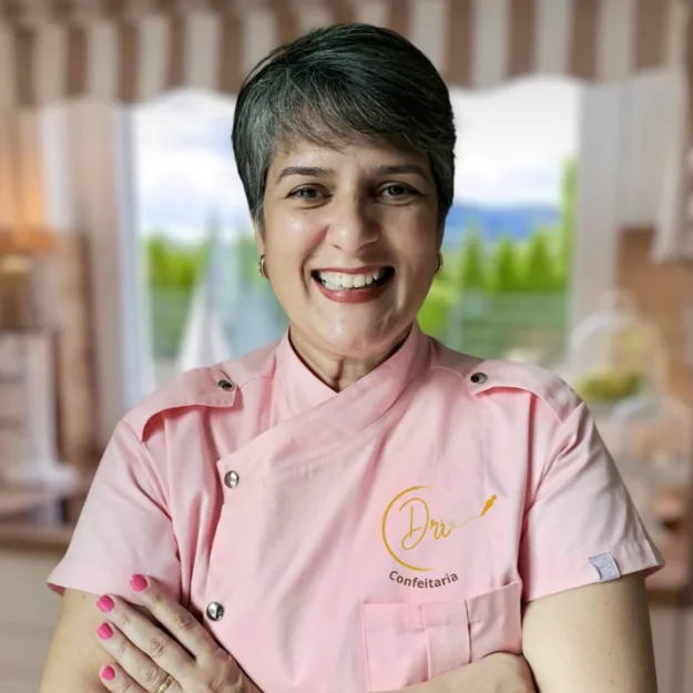 Confeiteira da Dri Cakes segurando caixa personalizada